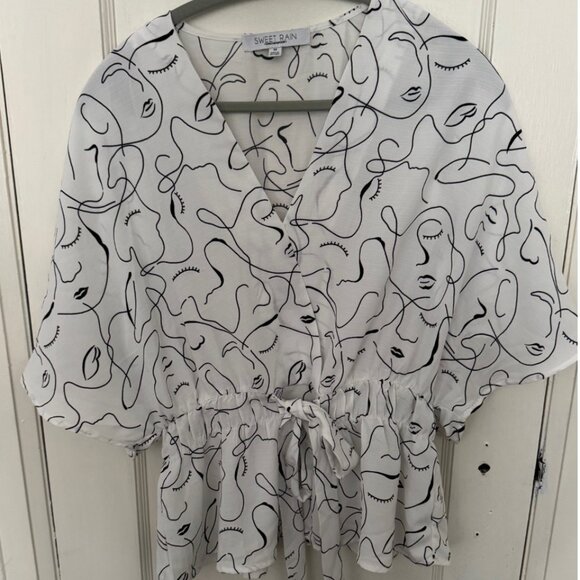 Front tie blouse with abstract faces - Picture 1 of 3